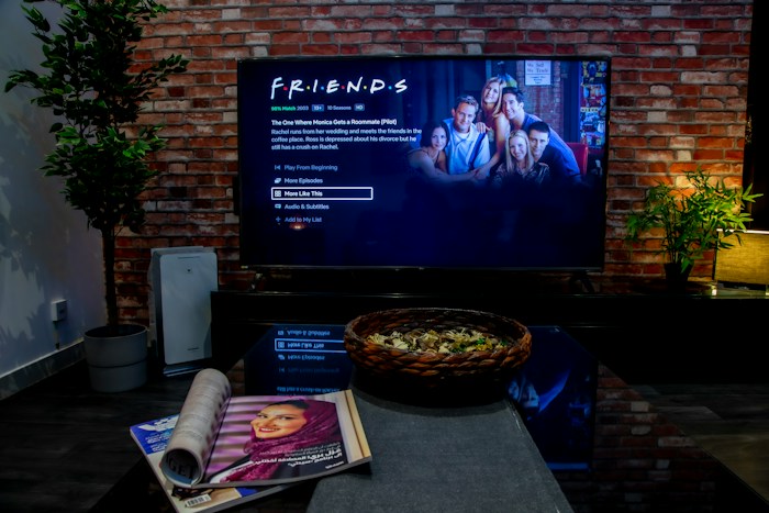 Imagen ilustrativa de un televisor y una sala de entretenimiento
